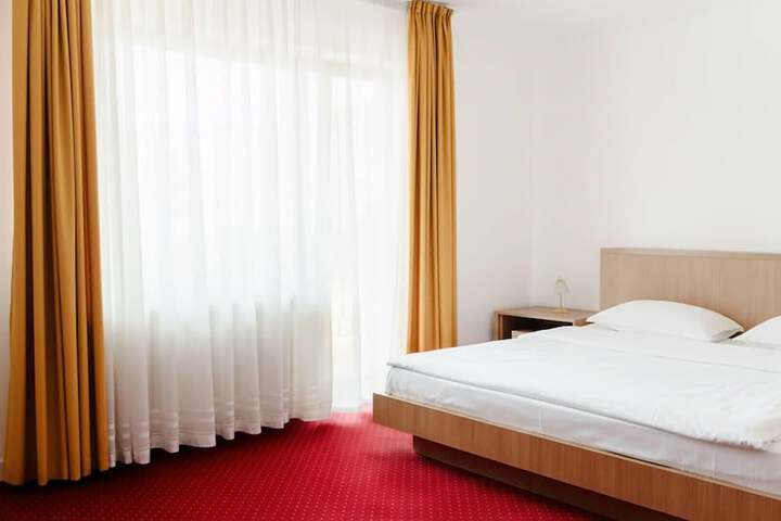 Room 44 of 191