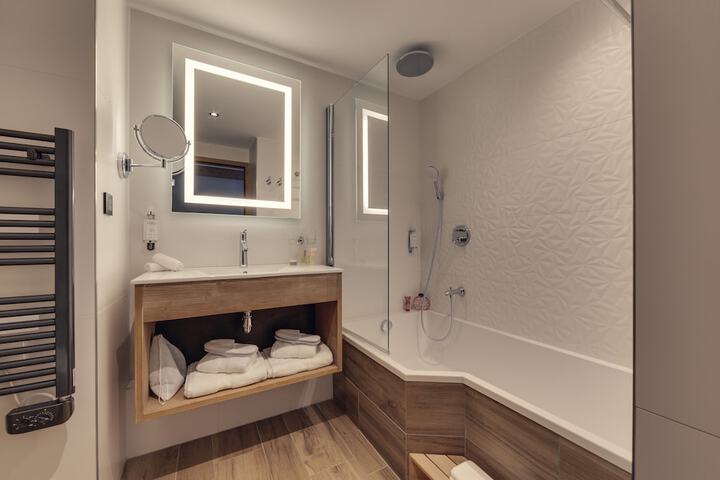 Room 32 of 77