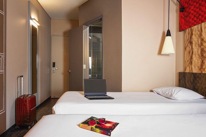 Room 12 of 80