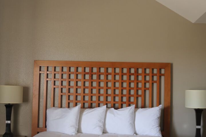 Room 10 of 16
