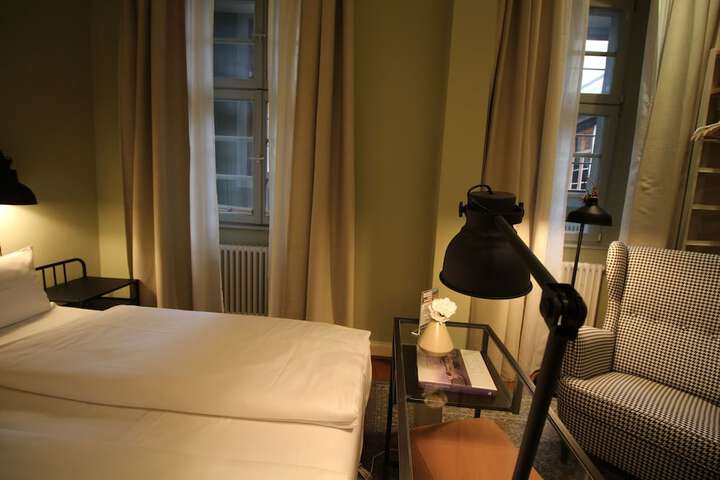 Room 33 of 179