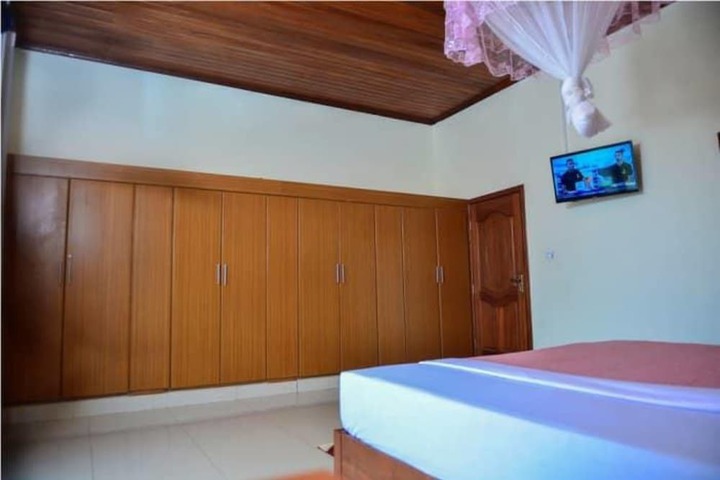 Room 6 of 9