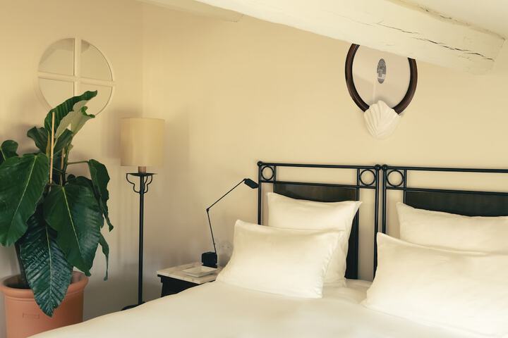 Room 4 of 105