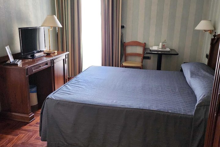 Room 9 of 16