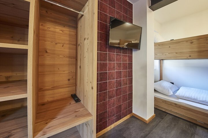 Room 3 of 32