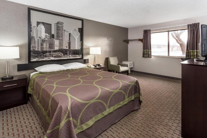 1 Queen Bed (5 of 14)