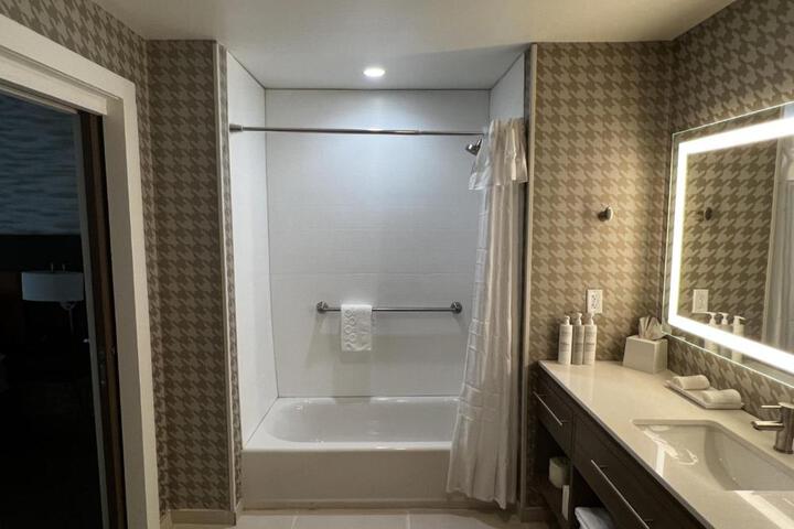 1 Queen Bed Studio Suite (2 of 7)