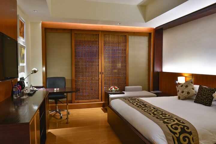 Room 8 of 172