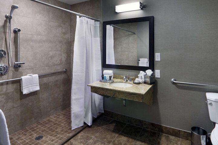 Good Vibes 1 Queen Mobility Hearing Accessible Tub (3 of 16)