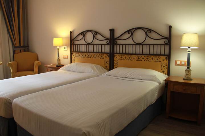 Room 8 of 83