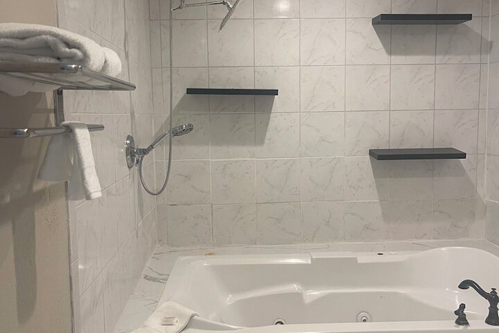 Jetted tub