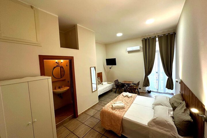 Room 4 of 16