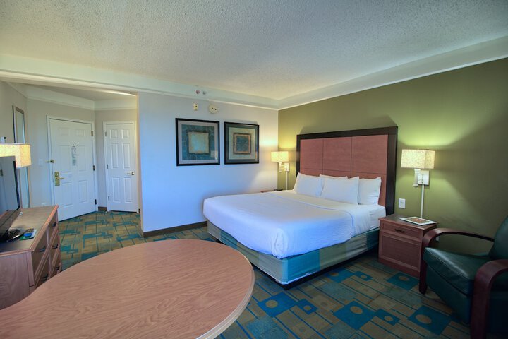 1 King Bed Deluxe Room (3 of 23)