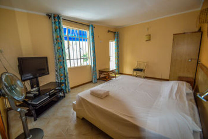 Room 5 of 9