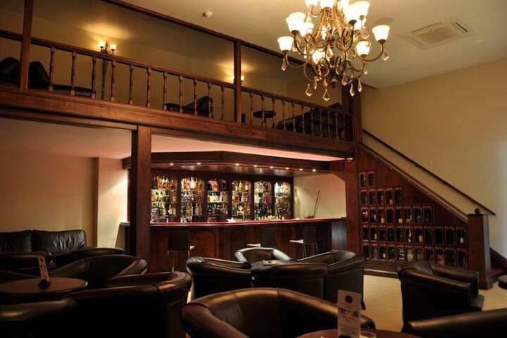 Lounge 38 of 53