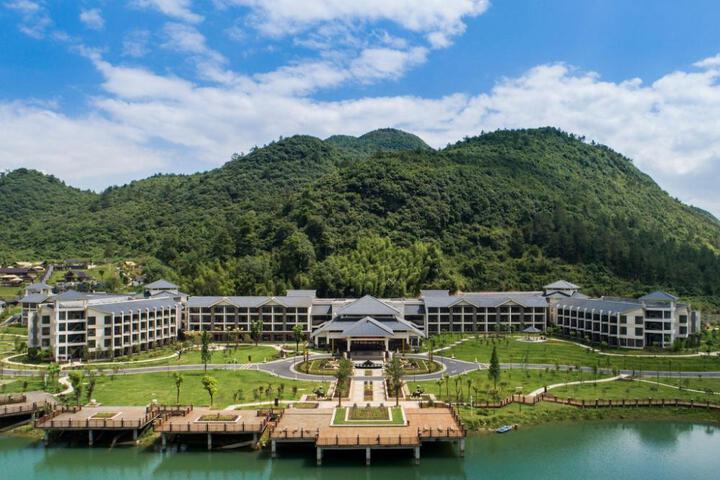 Exterior of LN Dongfang Hot Spring Resort