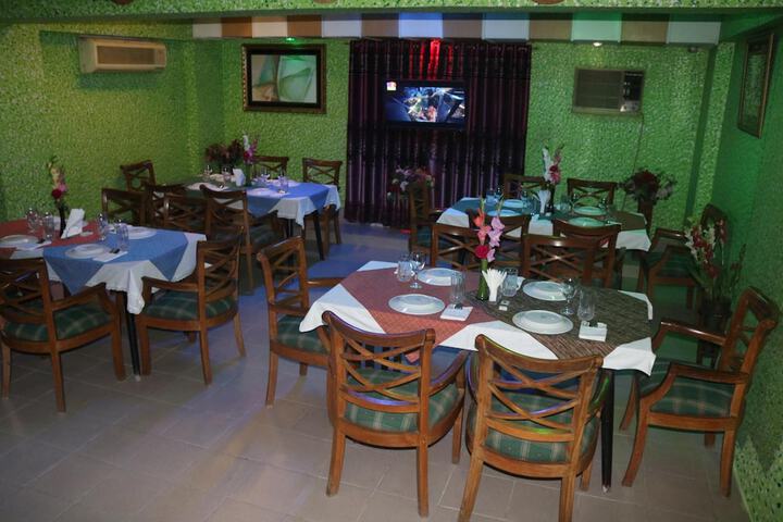 Dining 41 of 47
