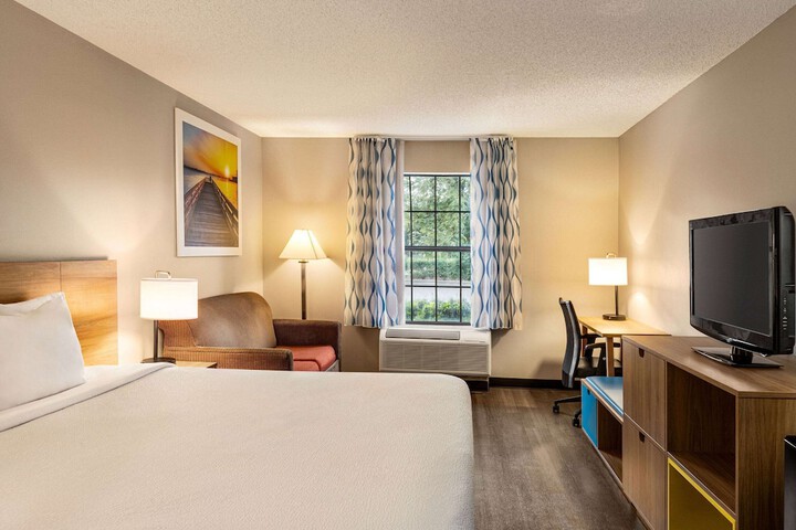 1 King Bed (2 of 8)