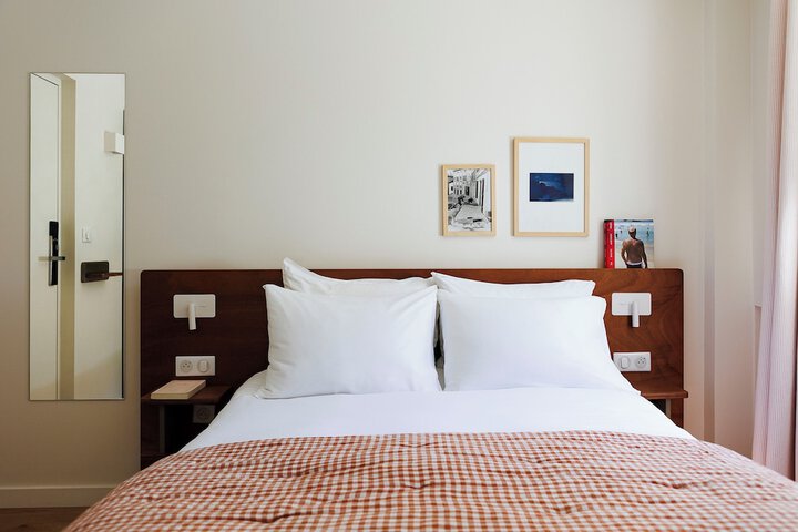 Room 32 of 66