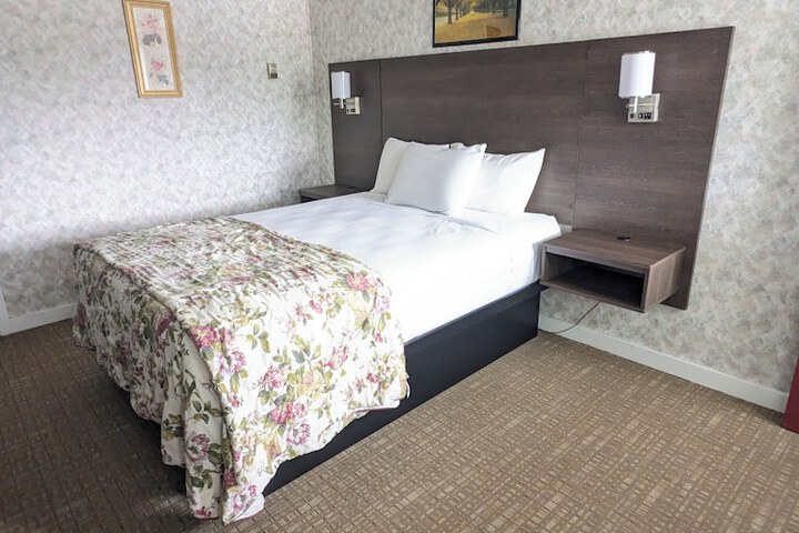 1 Queen Bed (1 of 6)