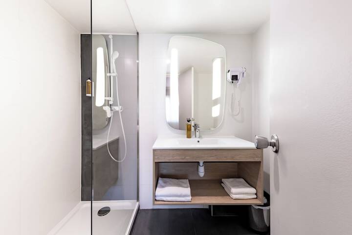 Room 32 of 47