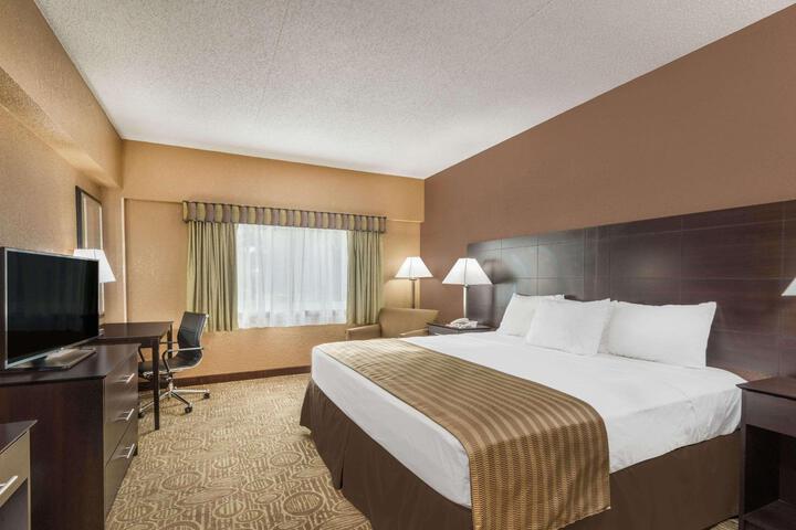 1 King Bed (3 of 12)