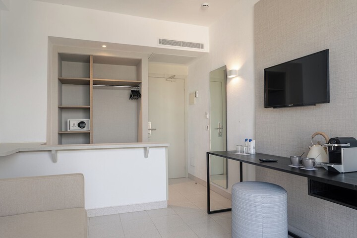 Room 15 of 146