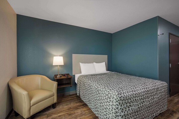 1 Queen Bed (14 of 15)