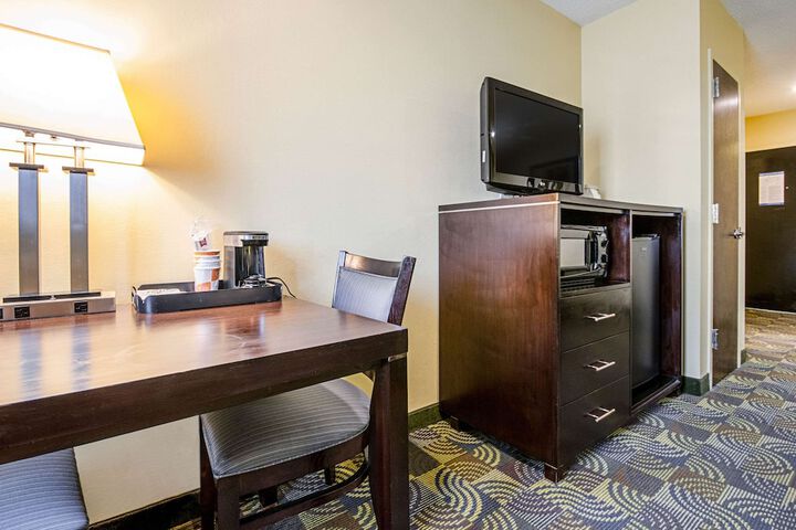 1 Queen Bed Upgrade (5 of 8)
