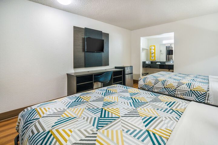 1 Queen Bed (9 of 14)