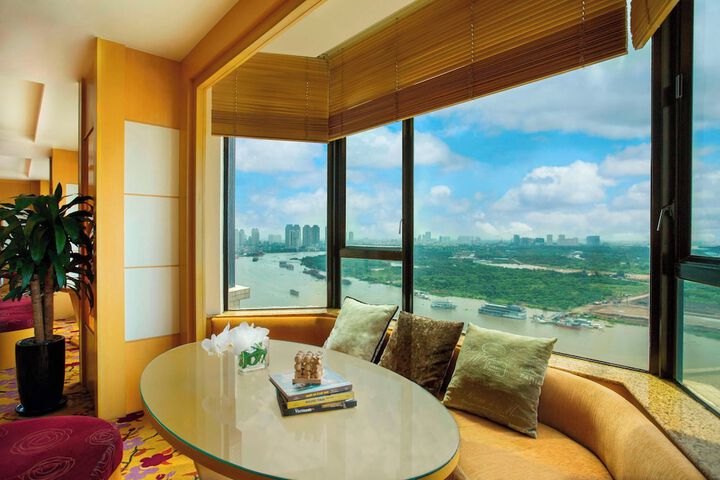 Lounge 102 of 128