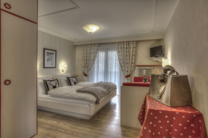 Room 6 of 33