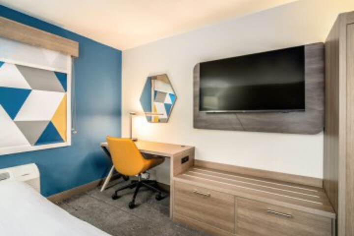 Room 11 of 18