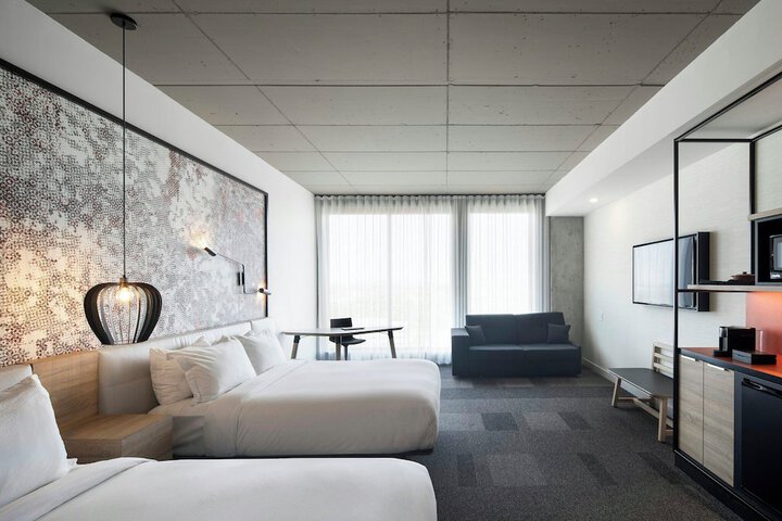 Room 25 of 77