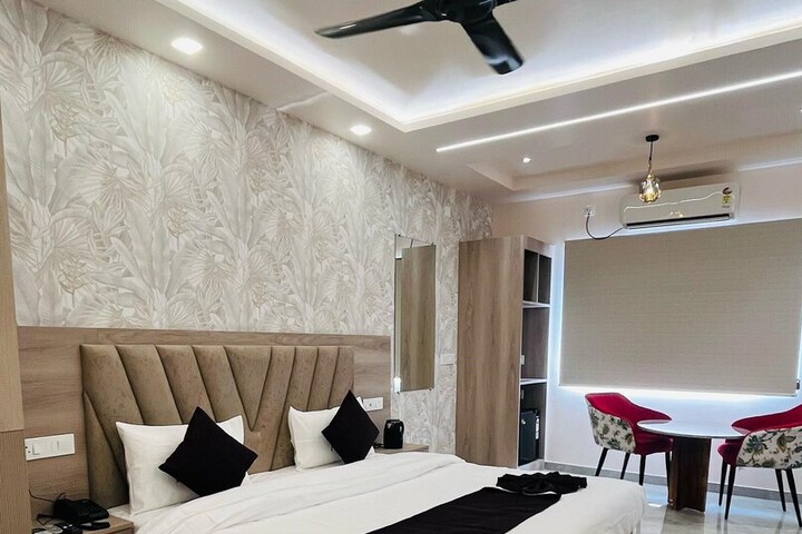 Room 5 of 15