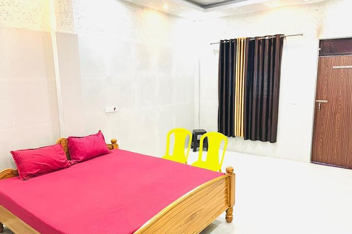 Room 4 of 8