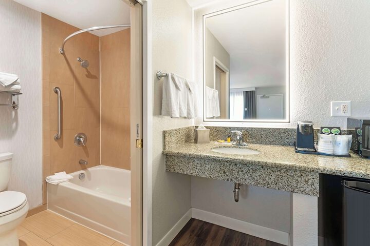 1 Queen Bed Exterior Accessible Microwave and Refrigerator Full Breakfast (2 of 22)