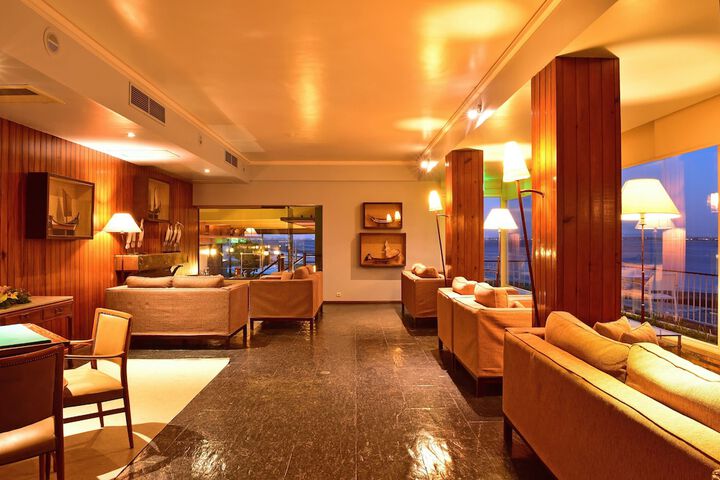 Lounge 31 of 40