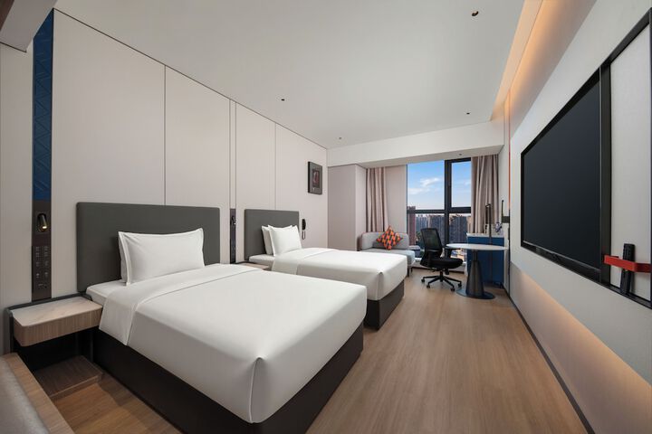 Room 18 of 77