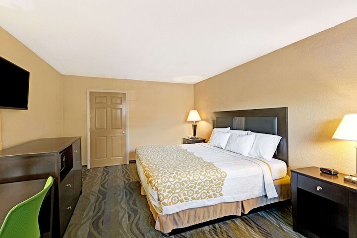 1 King Bed (4 of 6)