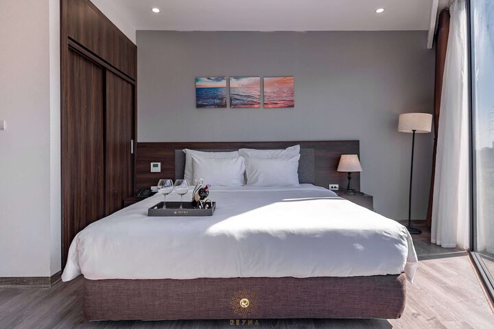 Room 8 of 100