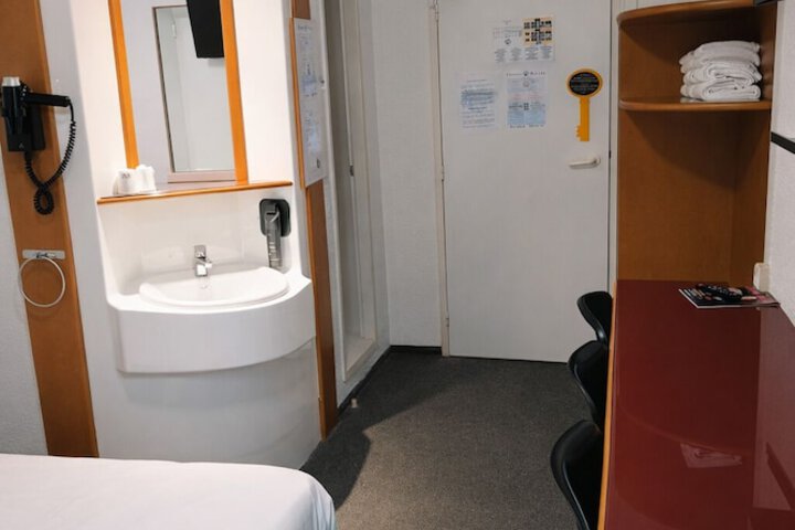 Room 14 of 28