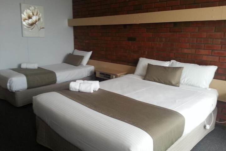 Room 5 of 16