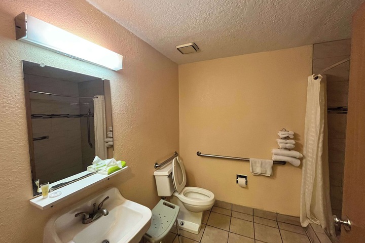 Room 27 of 34