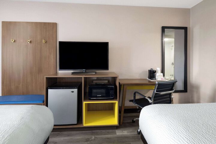 2 Double Beds (7 of 9)