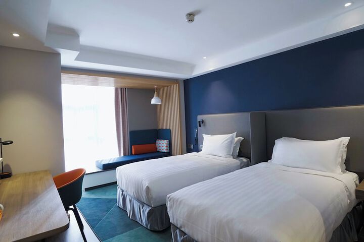 Room 12 of 40