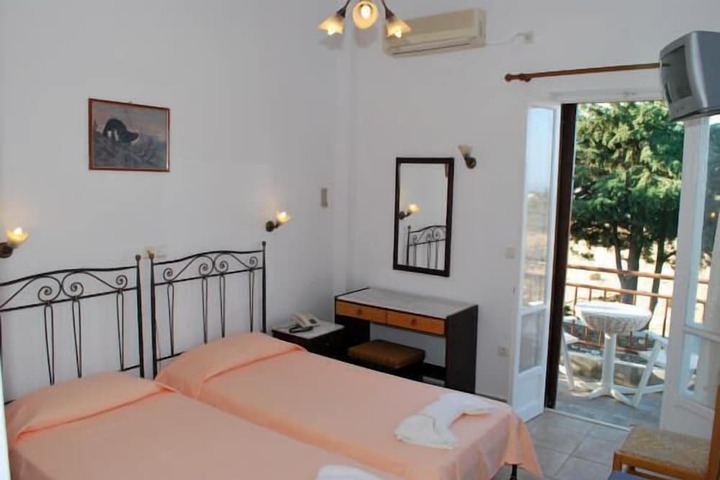 Room 4 of 33