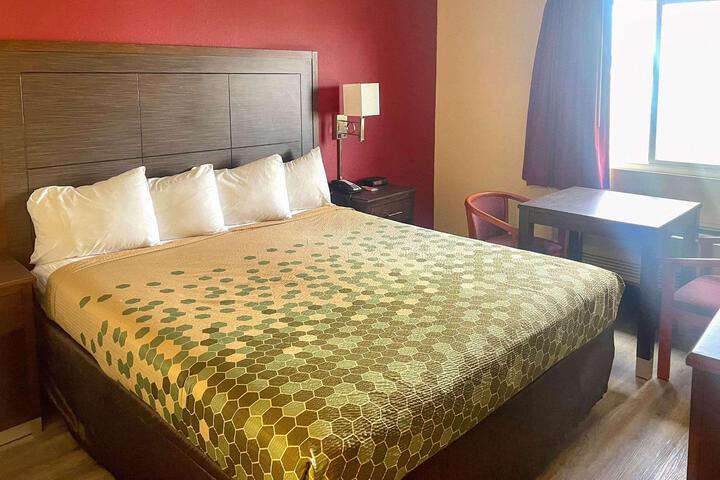 1 Queen Bed (6 of 12)