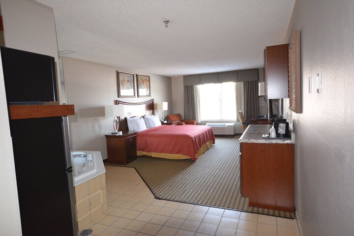 Suite Queen Bed Kitchen (4 of 22)