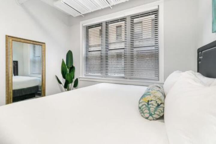 Brand New Superhost Heart of Boystown Lakeview in Chicago, IL